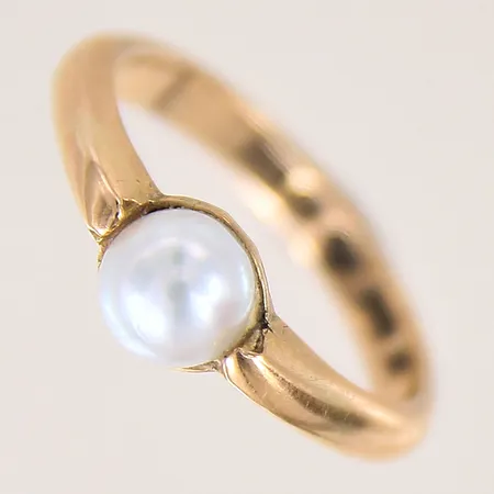 Ring med odlad pärla Ø6,1mm, stl 16½, bredd 2,1-6,1mm, 18K Vikt: 4,1 g