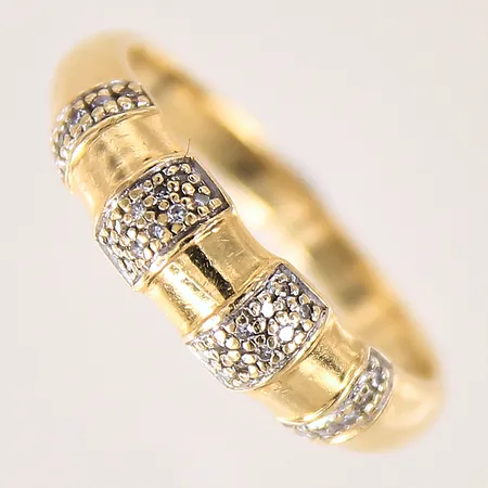 Ring med diamanter 30 x ca 0,005ct, stl 18½, bredd 2,8-4,9mm, 18K Vikt: 4 g
