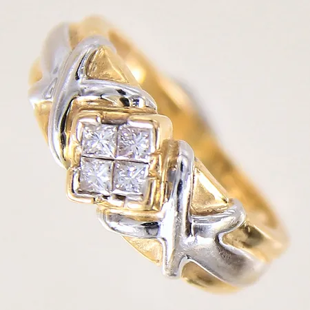 Ring tvåfärgad med prinsesslipade diamanter 4 x ca 0,10ct, stl15¾, bredd 3,7-7,8mm, 18K  Vikt: 7,5 g