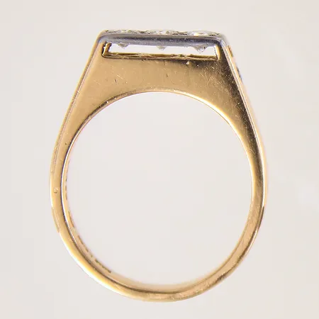 Ring med diamanter 3 x ca 0,12ct, 2 x ca 0,02ct, stl 17¾, bredd 3,1-4,2mm, vitguldsdetaljer, 18K Vikt: 7,1 g