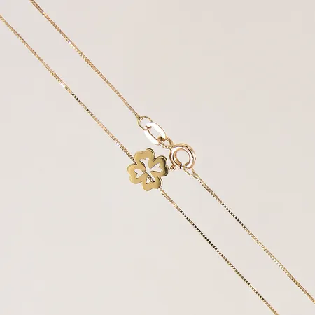 Collier med integrerat hänge, längd 43cm, bredd 0,5-7,5mm, GHA, 18K Vikt: 1,9 g