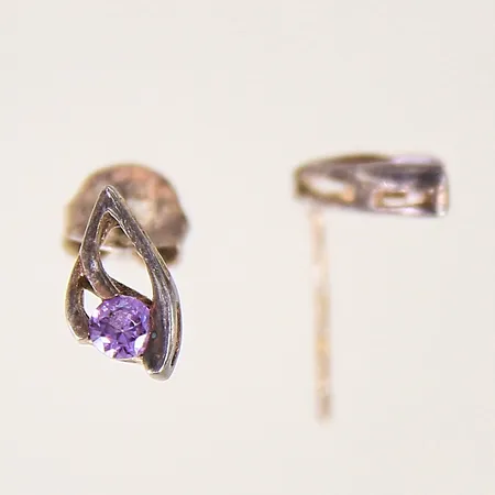 Ett par örhängen med lila stenar, 10x5,4mm, ett stopp saknas, skeva stift, silver 925/1000 Vikt: 0,9 g