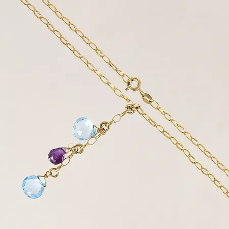 Collier med integrerat hänge med fasetterade topaser och ametist, längd 42,5cm, bredd 2mm, GHA, 18K. Vikt: 3,2 g