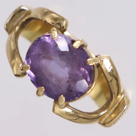 Ring med lila sten, stl 17¾, bredd ca 5-11,5mm, 18K  Vikt: 7,5 g