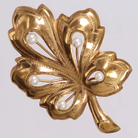 Brosch med fröpärlor, längd 40mm, bredd 28mm, 18K  Vikt: 3,3 g