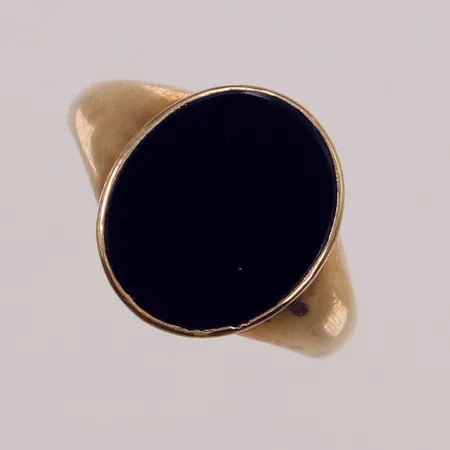 Klackring med onyx, stl 19, bredd 14,7mm, gravyr, Nordguld, Stockholm 18K Vikt: 4,2 g