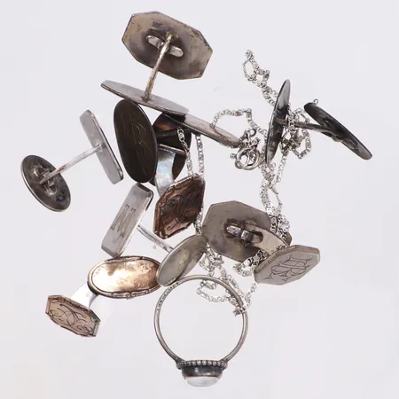Diverse silver, delvis defekt, gravyr, 830/1000 silver Vikt: 34,8 g
