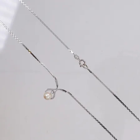 Collier med åttkantslipad diamant ca 0,02ct, odlad saltvattenspärla, längd 42cm, importstämpel, vitguld, 18K Vikt: 5,8 g