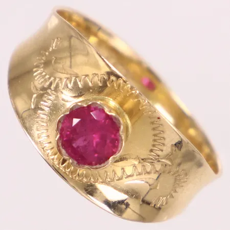 Ring med röd sten, stl 15¾, bredd 3,6-8,8mm, Köping år 1977, 18K  Vikt: 1,7 g