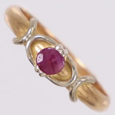 Ring med rubin, stl 18½, bredd 5,2mm, 18K Vikt: 3,3 g