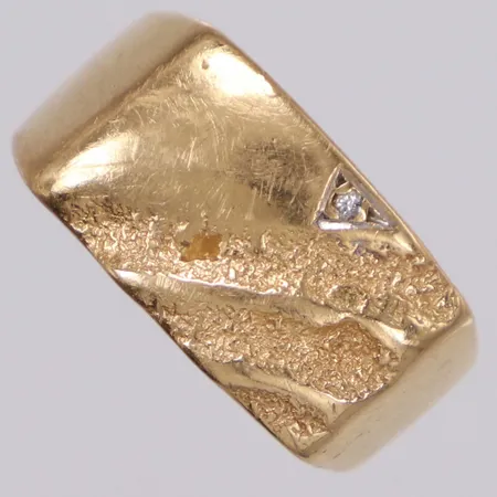 Ring med diamant 1xca0,01ct, stl 17, bredd 3,1-9,8mm, 18K Vikt: 5,8 g