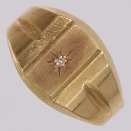 Ring med diamant 1xca0,01ct, stl 16¾, bredd 3,2-11mm, 18K  Vikt: 2,3 g
