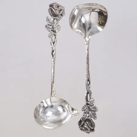 2 Skedar med rosdekor, längd ca 11cm, GEWE, Malmö, år 1965, 830/1000 silver Vikt: 32,2 g