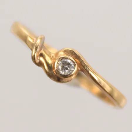 Ring med vit sten, stl ca 18, 14K   Vikt: 1,6 g