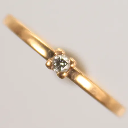 Ring med diamant totalt 0,08ct enligt gravyr, stl 21, bredd ca 2mm, 18K   Vikt: 3 g