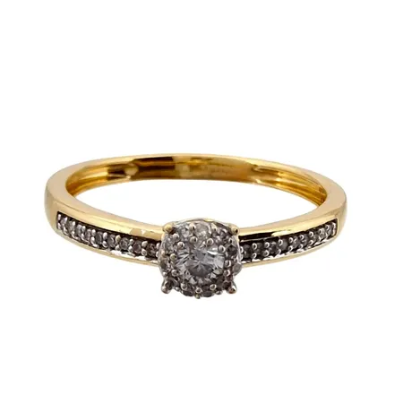 Diamantring från Guldfynd, 18K guld, Diamanter 1 x 0,10ct + 31 x 0,003ct, Guldfynd (GHA), Ø mellan 17,0 och 17¼ mm, bredd 2 - 4,3 mm, mycket fint skick, sparsamt använd Vikt: 2,5 g