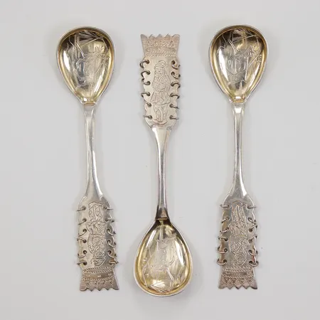 Tre skedar med samemotiv, längd: 11cm, silver 830/1000 Vikt: 38,7 g