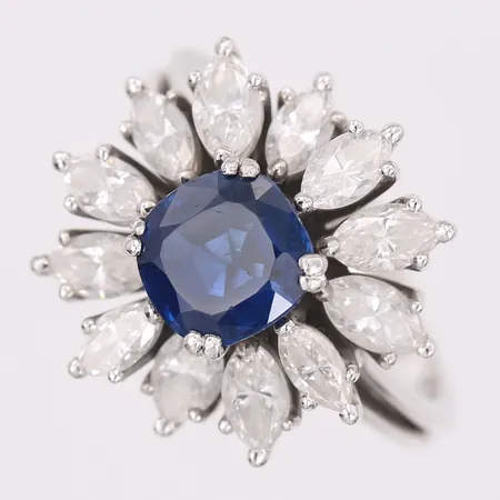 Ring med safir ca 1,50ct, samt 12st navetteslipade diamanter totalt ca 1,50ct, stl:16, bredd 1,9-16,5 mm, 18K vitguld. Vikt: 5,6 g