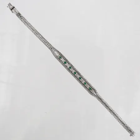 Armband med smaragder samt åttakantslipade diamanter 8 x ca 0,02ct, längd: 18,5cm, bredd: 4-8mm, importstämpel, 18K vitguld. Vikt: 23,3 g