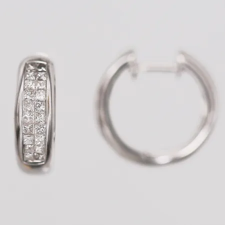  Ett par örhängen med prinsesslipade diamanter 40 x ca 0,02ct= ca 0,80ctv, creoler, Ø18mm, bredd: 5,5mm, nyskick, 18K vitguld. Vikt: 7,6 g