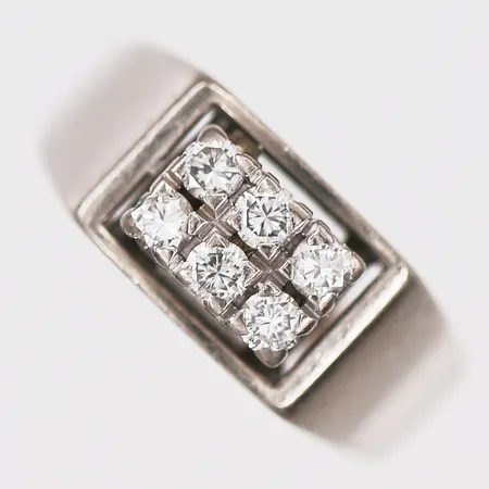 Ring med diamanter, 6 x 0,05ct, otydliga stämplar 1970, stl: 17 ¼, 18K vitguld.  Vikt: 5,8 g