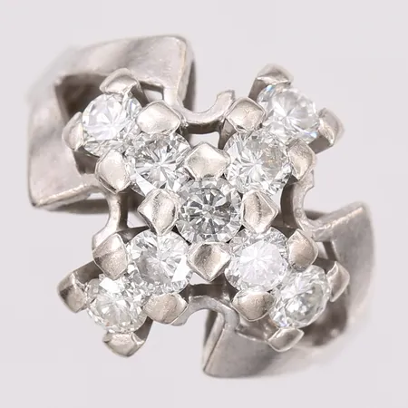 Ring med diamanter 9 x  ca 0,125ct 1,13ctv enligt gravyr, kvalitet ca W-Ca(H-K)/VS-SI, två diamanter nagg i bord samt rondist,  stl: 16 ¼, Guldsmedskolan Strålsnäs Mjölby 1973, bredd: 2,7-15 mm, 18K vitguld.  Vikt: 7,5 g