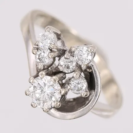 Ring med diamanter 1 x ca 0,35ct, samt 5 x ca 0,05ct, stl: 15,5, bredd: 2,8-11,3 mm, 18K vitguld.  Vikt: 3,7 g