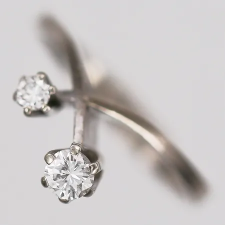 Ring med diamanter 1 x ca 0,16ct, samt 1 x ca 0,06ct, Alton 1969, stl: 15,5, bredd: 2,8-11,3 mm, 18K vitguld.  Vikt: 2,4 g