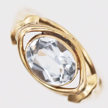 Ring med syntetisk blå spinell, stl: 15 ¼, bredd: 1,5-9 mm, 18K guld. Vikt: 2 g