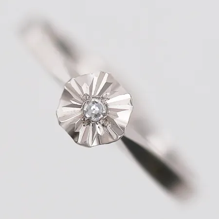 Ring med åttkantsslipad diamant 0,02ct, stl: 16¾, 18K vitguld Vikt: 2 g