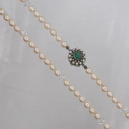 Pärlcollier med odlade saltvattenpärlor, Ø 6 -6,5mm, samt fasetterade glaskulor, lås med cabochonslipad smaragd, Ø 6,2 - 7,5mm, odlade pärlor samt åttkantsslipade diamanter 11 x ca 0,005ct, längd 44cm, lås med  otydliga mästartämplar, tillverkat i Stockholm 1965, 18K vitguld   Vikt: 29,5 g