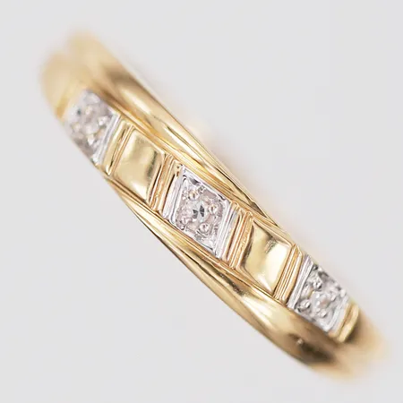 Ring med diamanter ca 3x0,005ct, stl 17¾, GHA, bredd 1,5-4mm, 18K guld. Vikt: 1,9 g