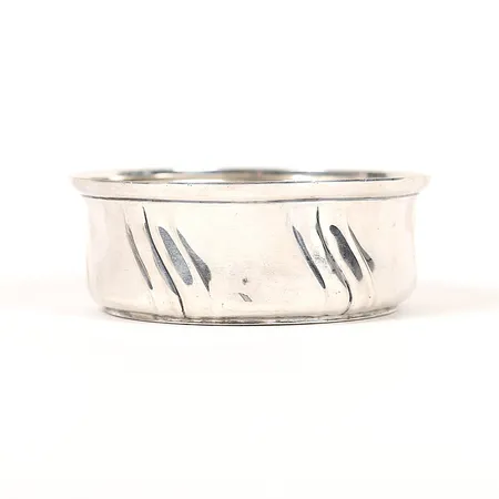  Flaskcoaster, Dufva, Stockholm, 1900-talets första hälft, dekor av vridna knäckar, Ø11,5cm, höjd 4cm, bruksslitage, otydlig årsstämpel, silver. Vikt: 109,1 g