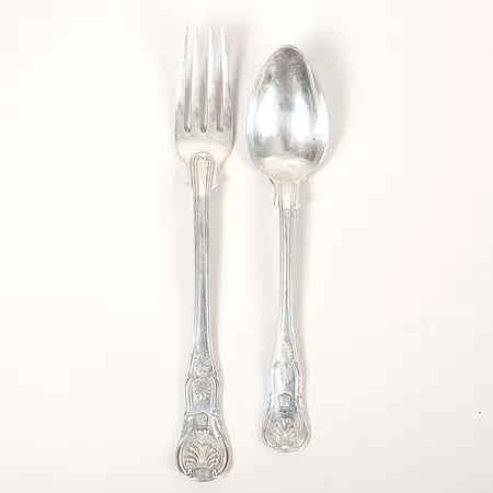 Bordssked och matgaffel med friherrliga ätten Lilliehööks vapen, CG Hallberg Stockholm 1907 respektive Gustaf Möllenborg 1835 Stockholm, längd 28-20,5cm, bruksslitage, silver.  Vikt: 116,9 g