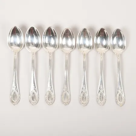 Sju teskedar varav sex med monogramgravyr, CG Hallberg, Stockholm, 1910-tal, längd 13cm, slitage, silver. Vikt: 136,6 g
