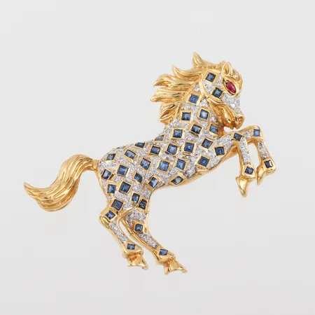 Brosch "Häst" med diamanter safirer och rubiner, Guld Carlsen I Sundsvall , längd ca 5 cm, 18k  Vikt: 14,7 g