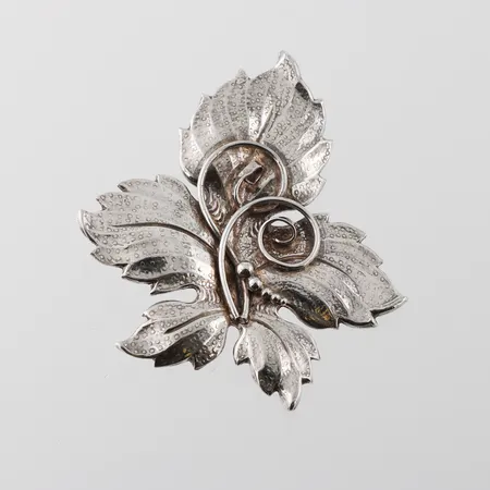 Brosch "Löv" , längd ca 6cm, silver ostämplat Vikt: 11,5 g