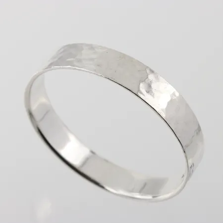 Armring CESON Göteborg PoB 1974, diameter 6.8 mm, invändigt 6.4 mm, silver. Vikt: 58,6 g