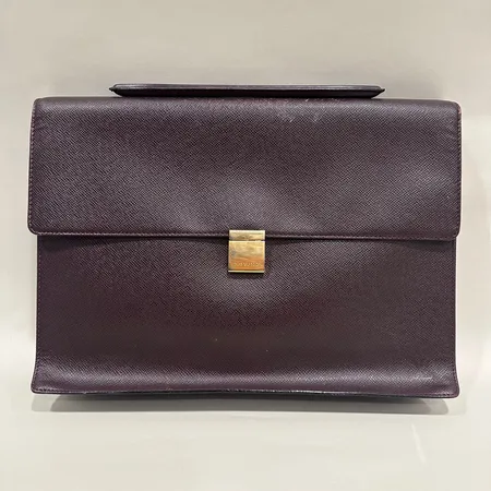Portfölj Louis Vuitton, mått ca 28x38x6,5cm, spänne i gulmetall, bruksslitage, fläckar, repor, inga tillbehör Vikt: 0 g