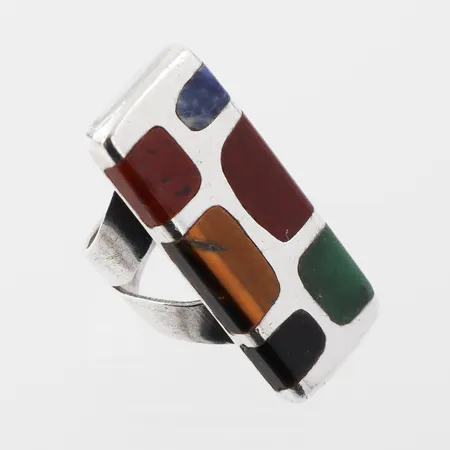 Ring med stenar, storlek 15.5 mm, bredd 7.4-38 mm, silver. Vikt: 12,3 g