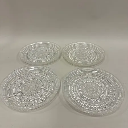 4 Assietter Iittala, Kastehelmi, design: Oiva Toikka, Ø 17,5cm, klarglas, nagg Vikt: 0 g Skickas med paket.