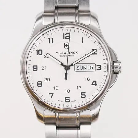 Herrur Victorinox Officers Swiss Army, quarts stål, dag och datum, safirglas, serienummer 120908400, referensnummer 241551, stållänk, extra länkbit, bruksslitage, står still/behov av batteribyte, trasig box  Vikt: 0 g