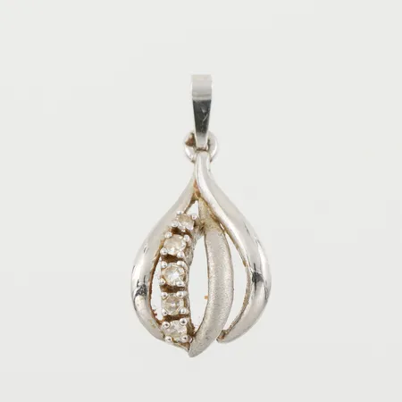 Hänge vitguld med diamanter ca 5x0,04ct, höjd med ögla 24 mm, 18k. Vikt: 2 g