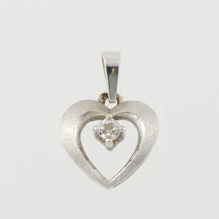 Hänge vitguld matterat hjärta med diamant ca 0,015ct, höjd med ögla 14 mm, 18k. Vikt: 1,2 g