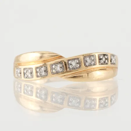 Ring med små diamanter, Guldfynd AB, storlek 15 ½ mm, bredd 1.7-4.7 mm, 18k. Vikt: 2,2 g