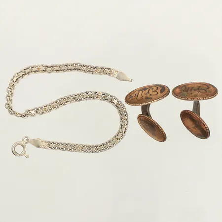 Ett par manschettknappar, gravyr, armband X-länk, defekt, längd 18cm, bredd 3,4mm, silver  Vikt: 10 g