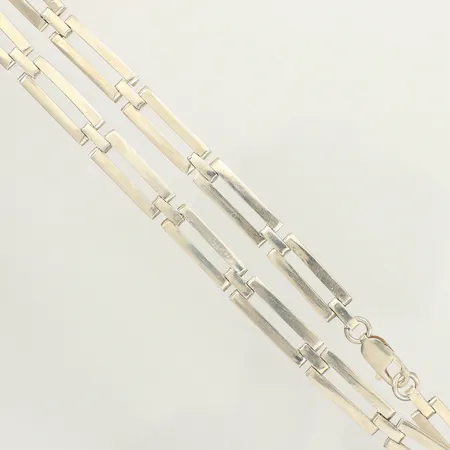 Collier, längd ca 54cm, bredd ca 9mm, repigt, 925/1000 silver Vikt: 59,2 g