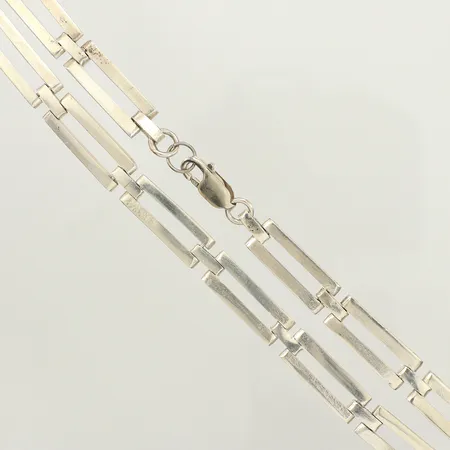 Collier, längd ca 54cm, bredd ca 9mm, repigt, 925/1000 silver Vikt: 60 g