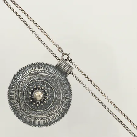 Hänge med dekor i relief, Ø ca 50mm, kedja Ärtlänk, längd ca 70cm, bredd ca 2,3mm, Guldfynd, 925/1000 silver Vikt: 32,8 g