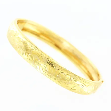 Armring, mönster, öppningsbar, 63x55mm, bredd 10mm, 18K.  Vikt: 18,7 g